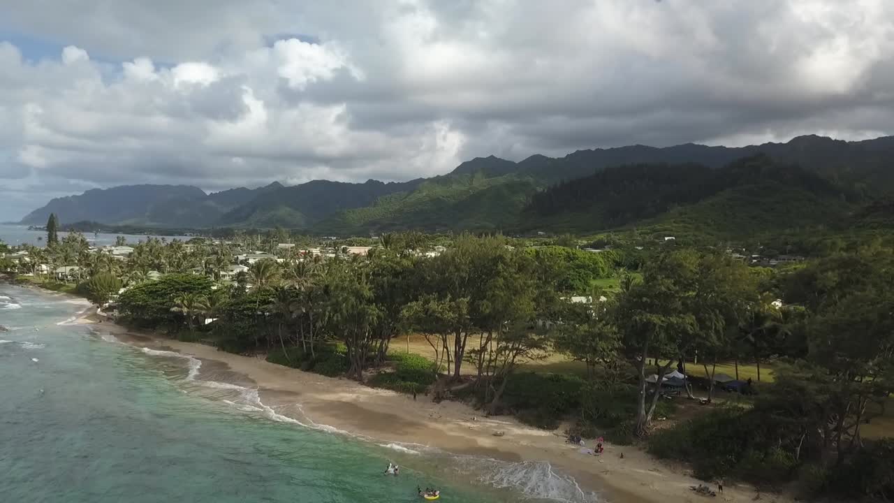 HD drone footage capturing a breathtaking aerial reveal of Oahu’s North Shore mountains. Lush green peaks and tropical landscapes unfold, showcasing Hawaii’s natural beauty from above.