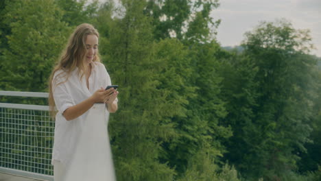 Lächelnde-Frau,-Die-Auf-Dem-Smartphone-Surft