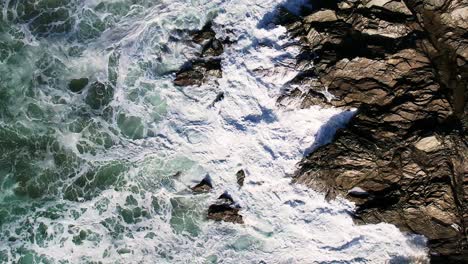 Cámara-Lenta-De-Las-Olas-Del-Océano-Sobre-Rocas-En-Cornwall