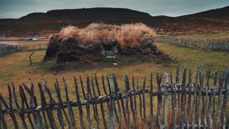 Una-Antigua-Choza-De-Césped-En-El-Histórico-Pueblo-Pesquero-De-Mortensnes-En-Las-Costas-Varanger-Noruega