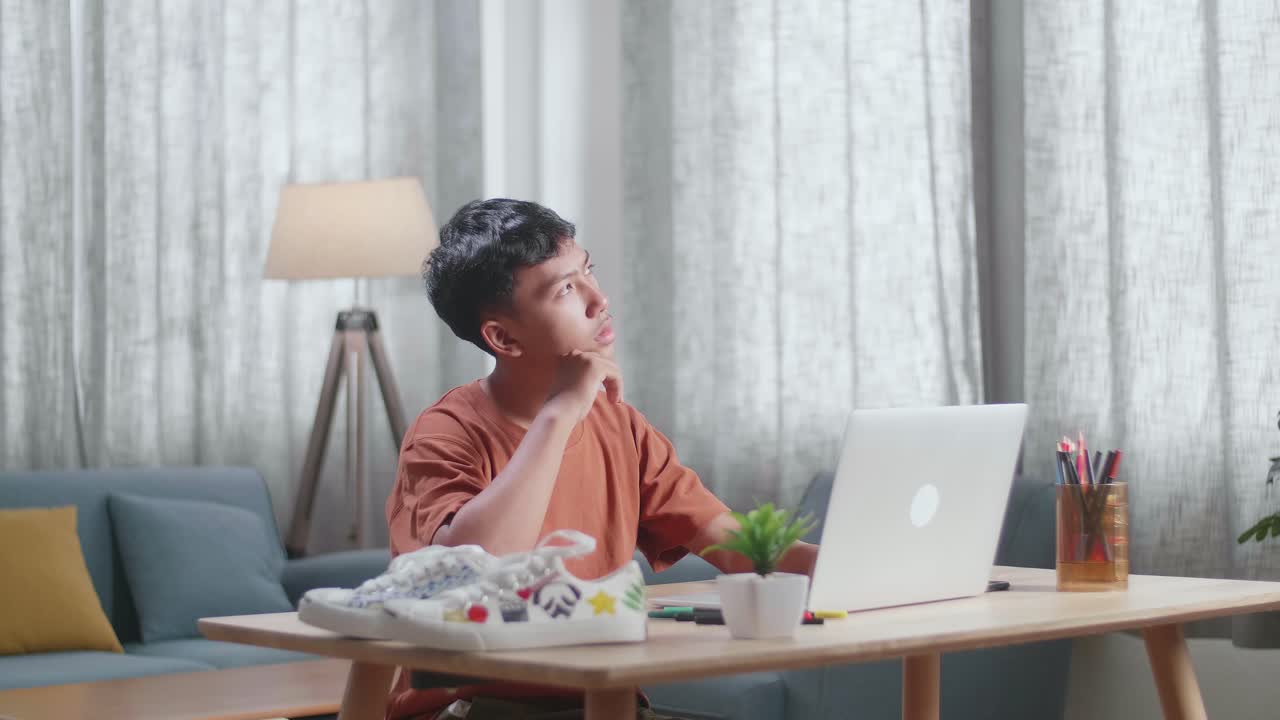 집에서 노트북으로 일하는 십대 학생