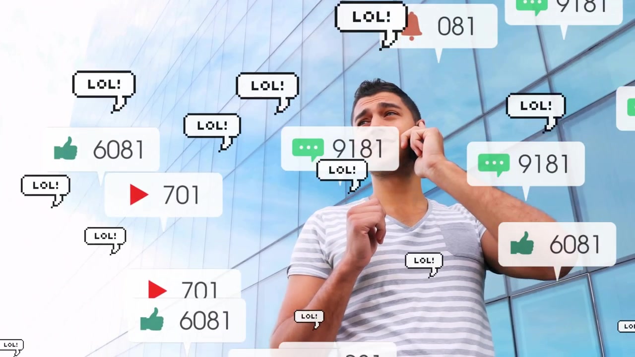 Hombre hablando por teléfono junto a una oficina de cristal, con pings sociales del teléfono superpuestos sobre él mientras se marcha sonriendo.