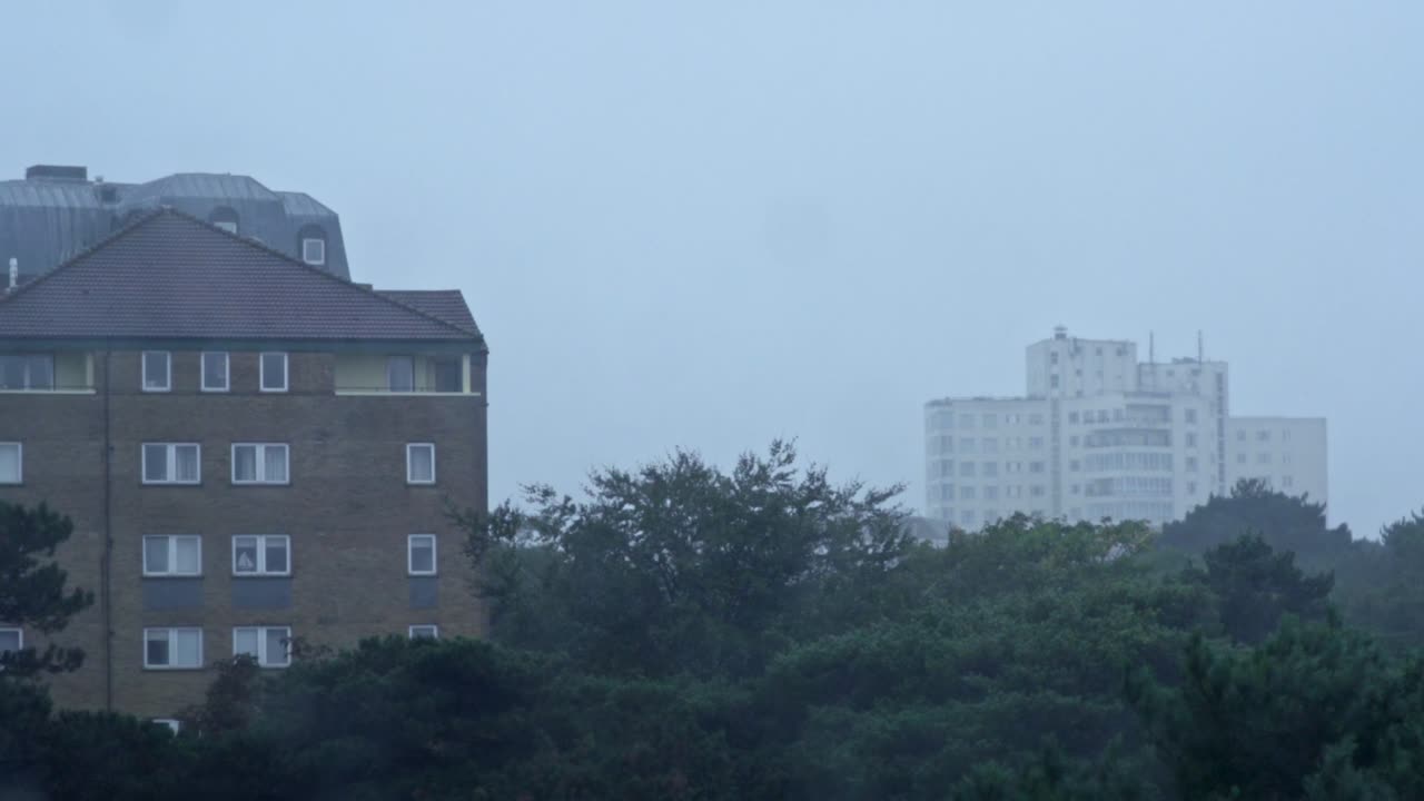 un disparo a cámara lenta a través de una ventana cubierta con gotas de lluvia en bournemouth, inglaterra