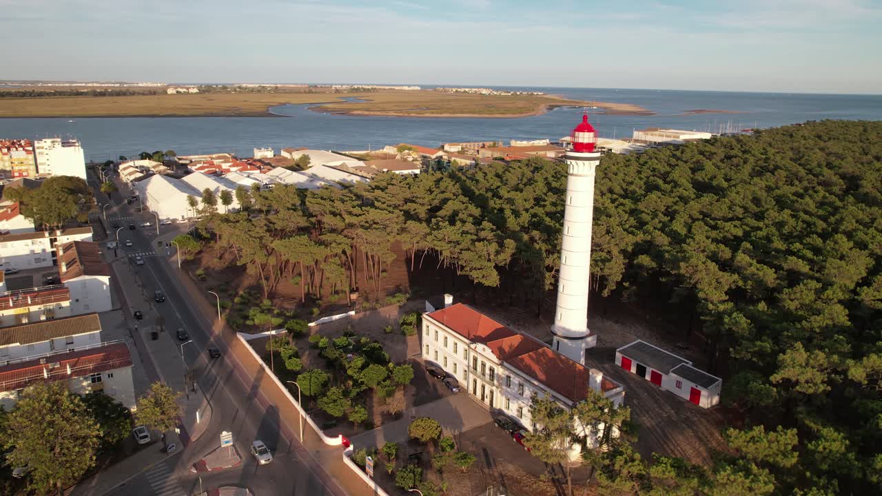 faro de la ciudad al lado del parque forestal verde vista aérea