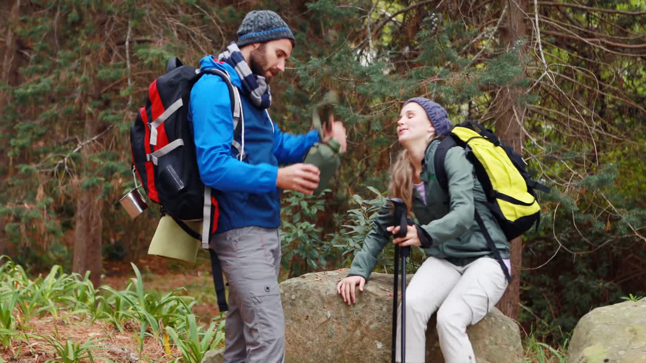 산책 하는 커플 이 숲 에서 서로 상호 작용 하고 있다
