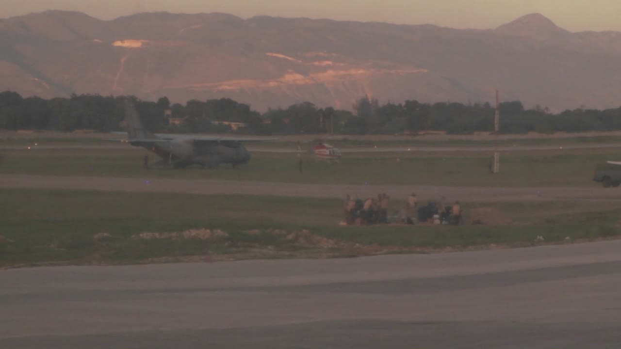 un avión de carga militar taxis en la pista en haití
