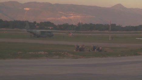 Ein-Militärisches-Frachtflugzeug-Taxis-Auf-Der-Landebahn-In-Haiti