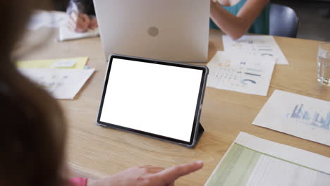 mujer de negocios caucásica en una llamada de video de tableta con pantalla en blanco