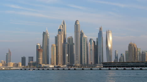 Horizonte-Urbano-De-Los-Rascacielos-Del-Puerto-Deportivo-De-Dubai,-Emiratos-árabes-Unidos