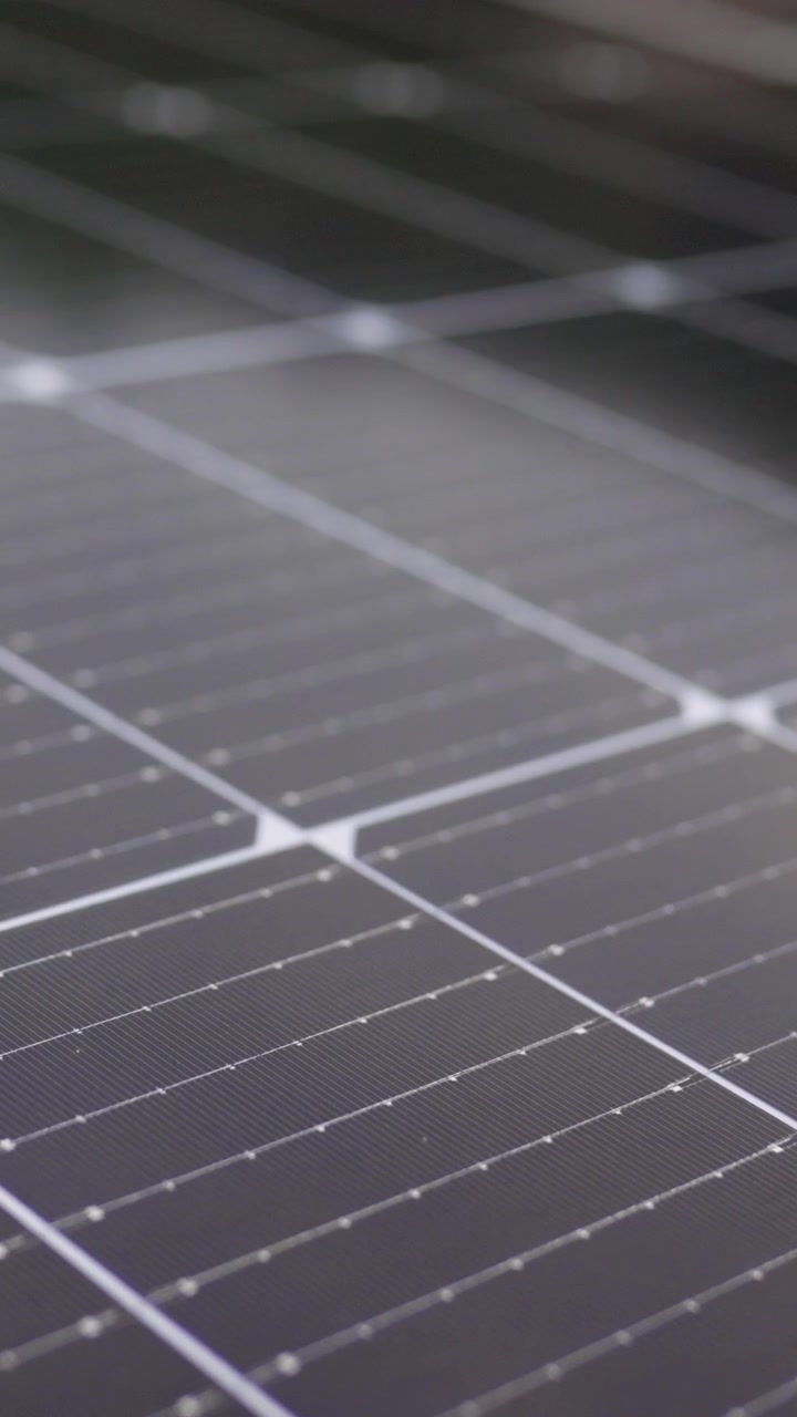 Una vista ravvicinata di un pannello solare che mostra i dettagli intricati delle celle fotovoltaiche, questo.
