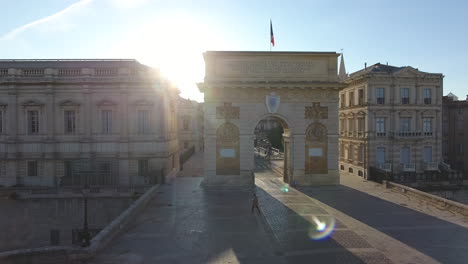 Montpellier-Ecusson-Viaje-Aéreo-De-Izquierda-A-Derecha,-Rayo-De-Sol-En-El-Arco