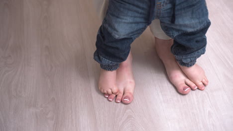 vista superior de los pies de la madre y su hijo
