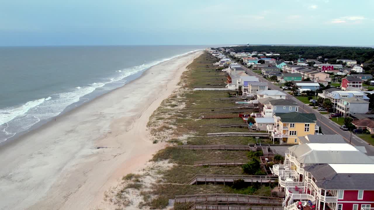 Ripresa aerea di case vacanza di lusso a Kure Beach, Carolina del Nord.