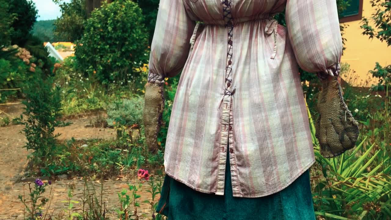 농촌 정원에서 재활용된 재료로 만든 허수아비는 농작물에서 새를 겁주기 위해 새 생명을 재사용하는 재활용 에코 그린 청정 에너지 환경 무서운 재활용 친화적