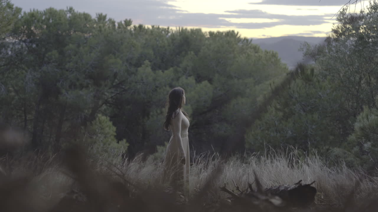 생각에 잠긴 스페인 패셔니스타