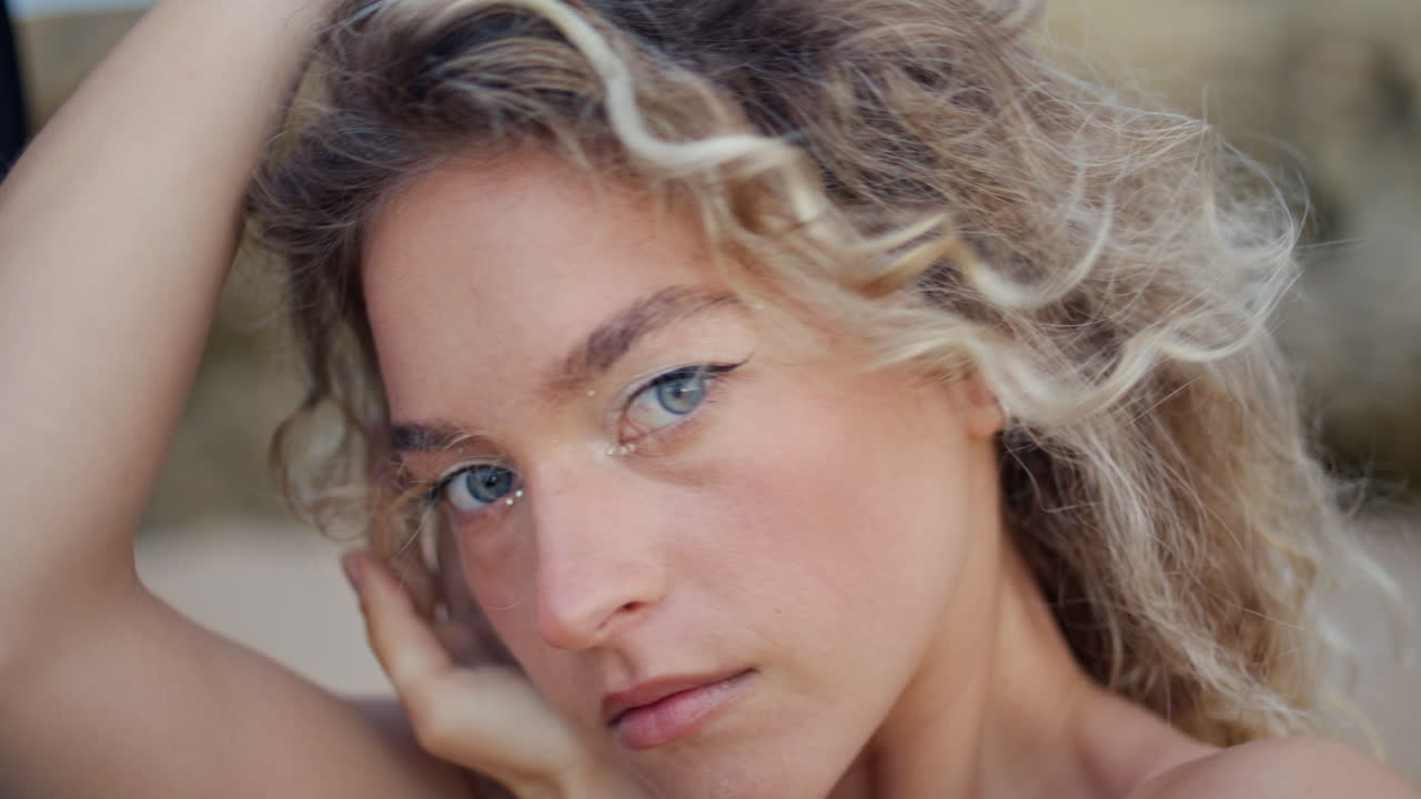 portrait d'une magnifique danseuse faisant des mouvements sensuels des mains en gros plan sur la nature