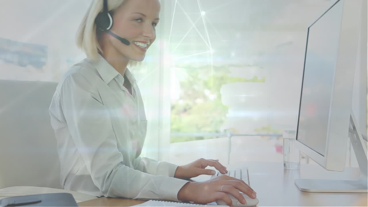 Animação de um agente de atendimento ao cliente caucasiano falando por fones de ouvido e usando um computador de mesa em pontos conectados