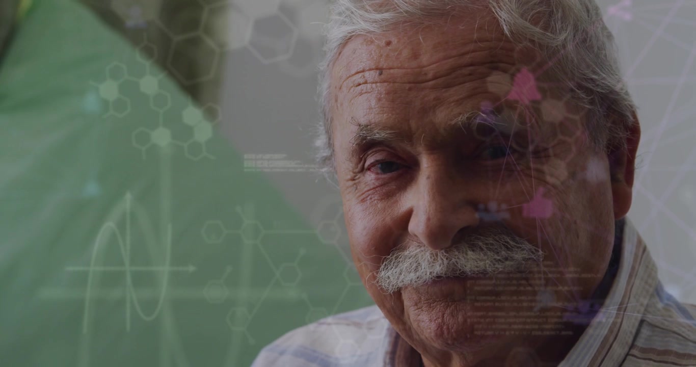 Animazione di elaborazione dati su un uomo anziano sorridente.