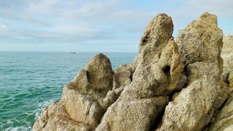 Felsen-Mittelmeerstrand-Ohne-Menschen-Bei-Sonnenaufgang-Türkisblau-Ruhiges-Wasser-Barcelona-Küste-Maresme-Costa-Brava-Spanien-Europäischer-Tourismus