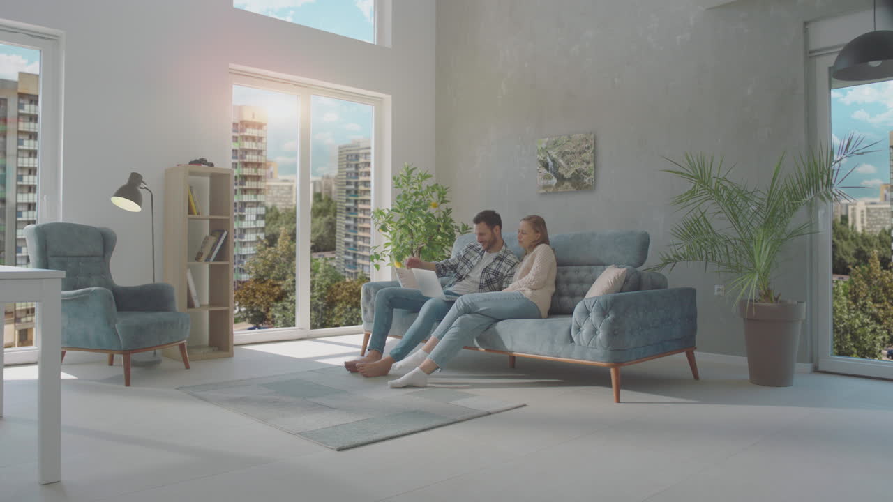 커플이 노트북으로 연결하고 있습니다.