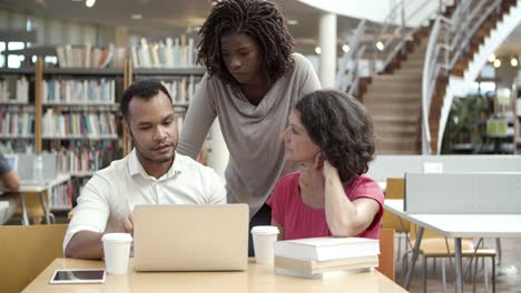 vue de face des enseignants travaillant à la bibliothèque