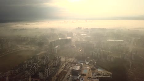 volando sobre una zona de viviendas de hormigón en europa oriental con muchos pájaros volando alrededor del dron