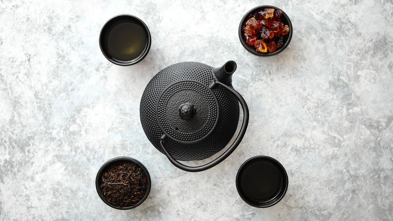 돌 테이블에 동양 차 세트