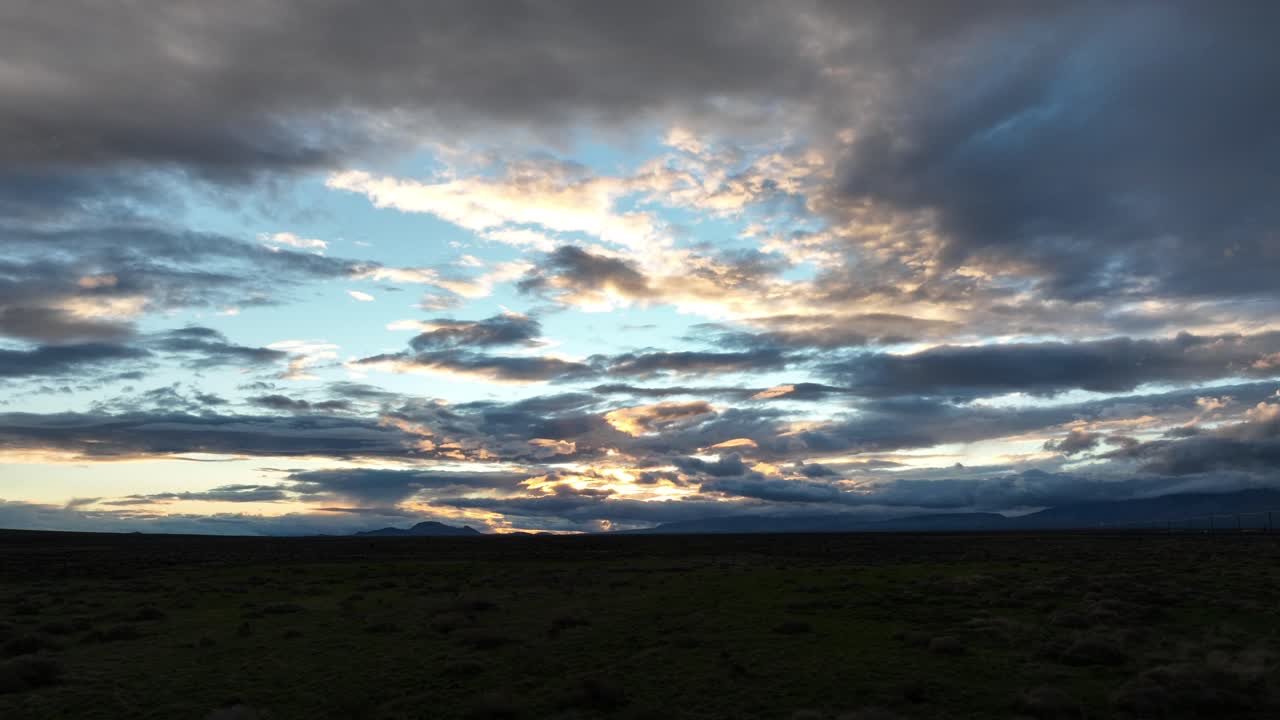 las nubes del atardecer sobre el mojave con los rayos asomando, proyectando un cielo dramático sobre el desierto