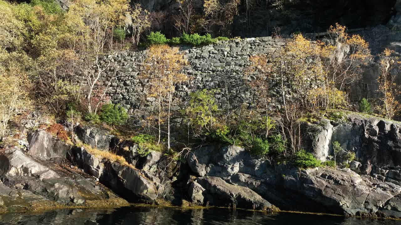 베르겐 철도 손으로 만든 돌 벽 낮은 각도로 접근, 노르웨이