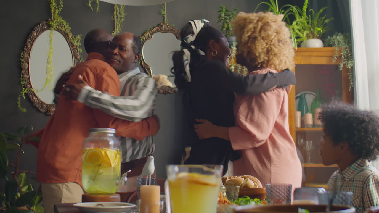 Famiglia afroamericana che accoglie gli ospiti a casa