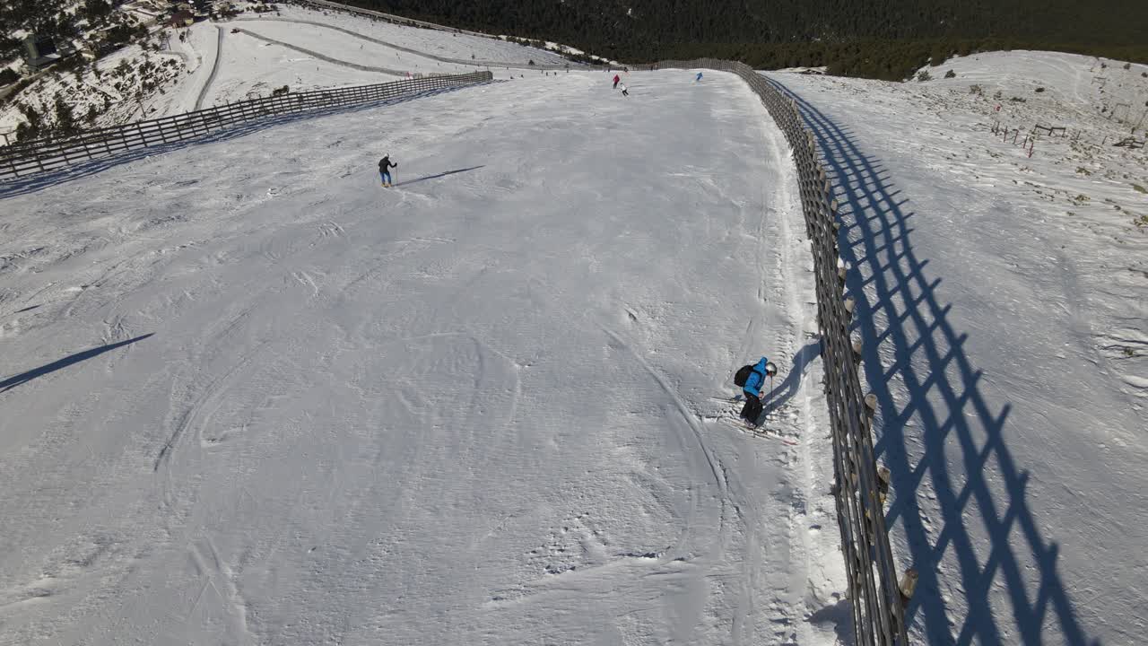 вид человека, надевающего сапоги, и