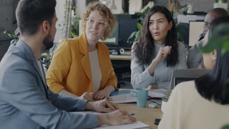 equipo de negocios diverso en una reunión