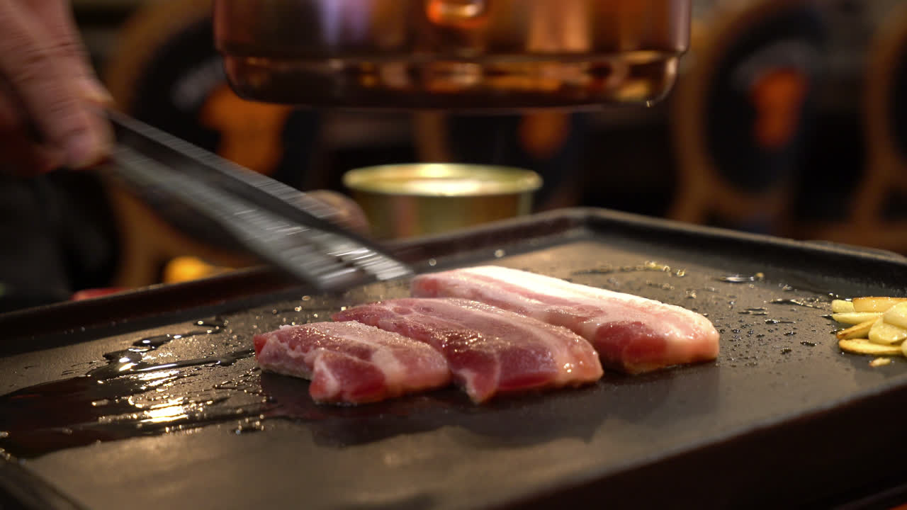 한국식으로 팬에 돼지고기 구이