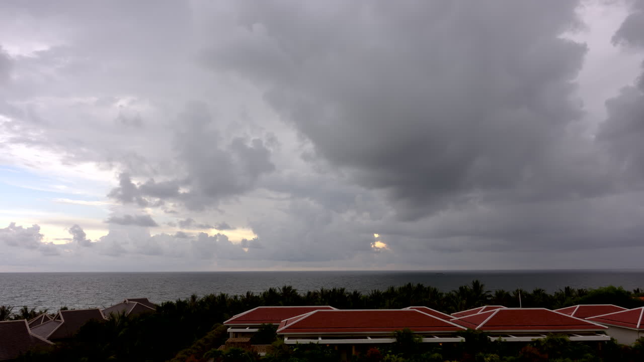 흐린 날 베트남의 리조트 위의 바다 위의 몇 가지 극적인 구름의 타임  ⁇ 스