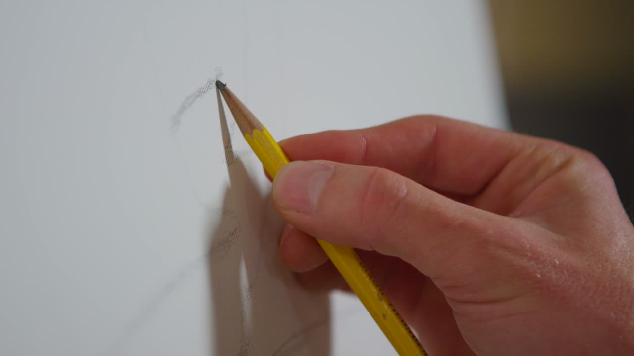 예술가가 빈 캔버스에 스케치를 시작하면서 손을 클로즈업 1