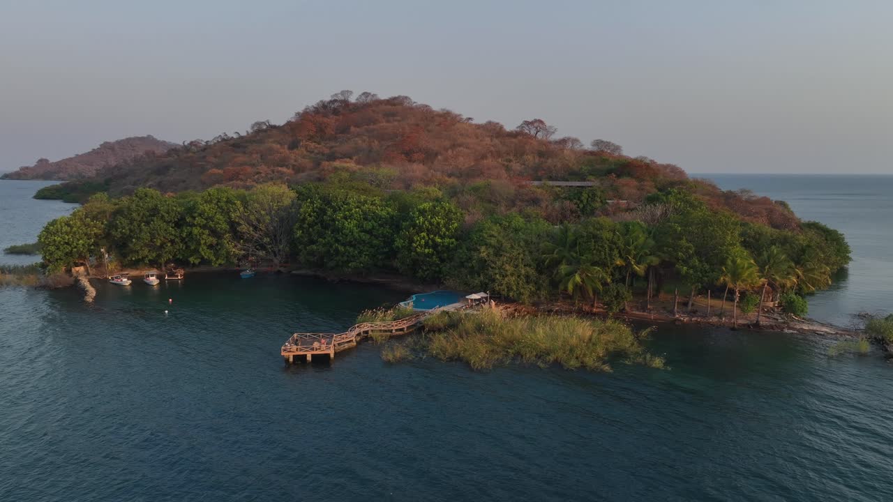 vista desde un avión no tripulado de la isla de nankoma, lago de malawi.