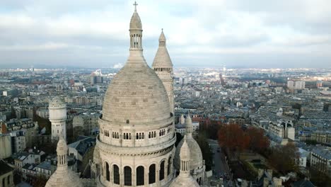 Prächtige-Kuppel-Der-Basilika-Der-Kathedrale-Des-Heiligen-Herzens-In-Paris,-Frankreich