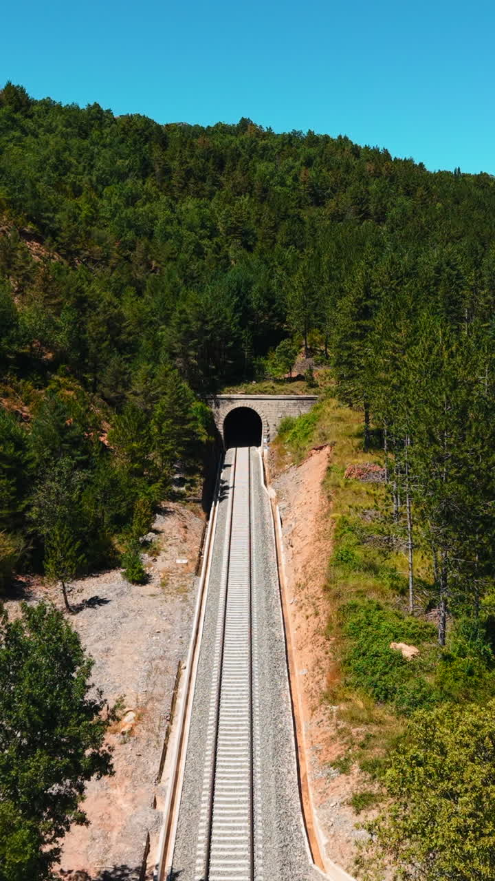 Túnel através de floresta e montanhas