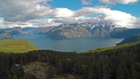 Hermosa-Naturaleza-Noruega.volando-Sobre-El-Sognefjorden.