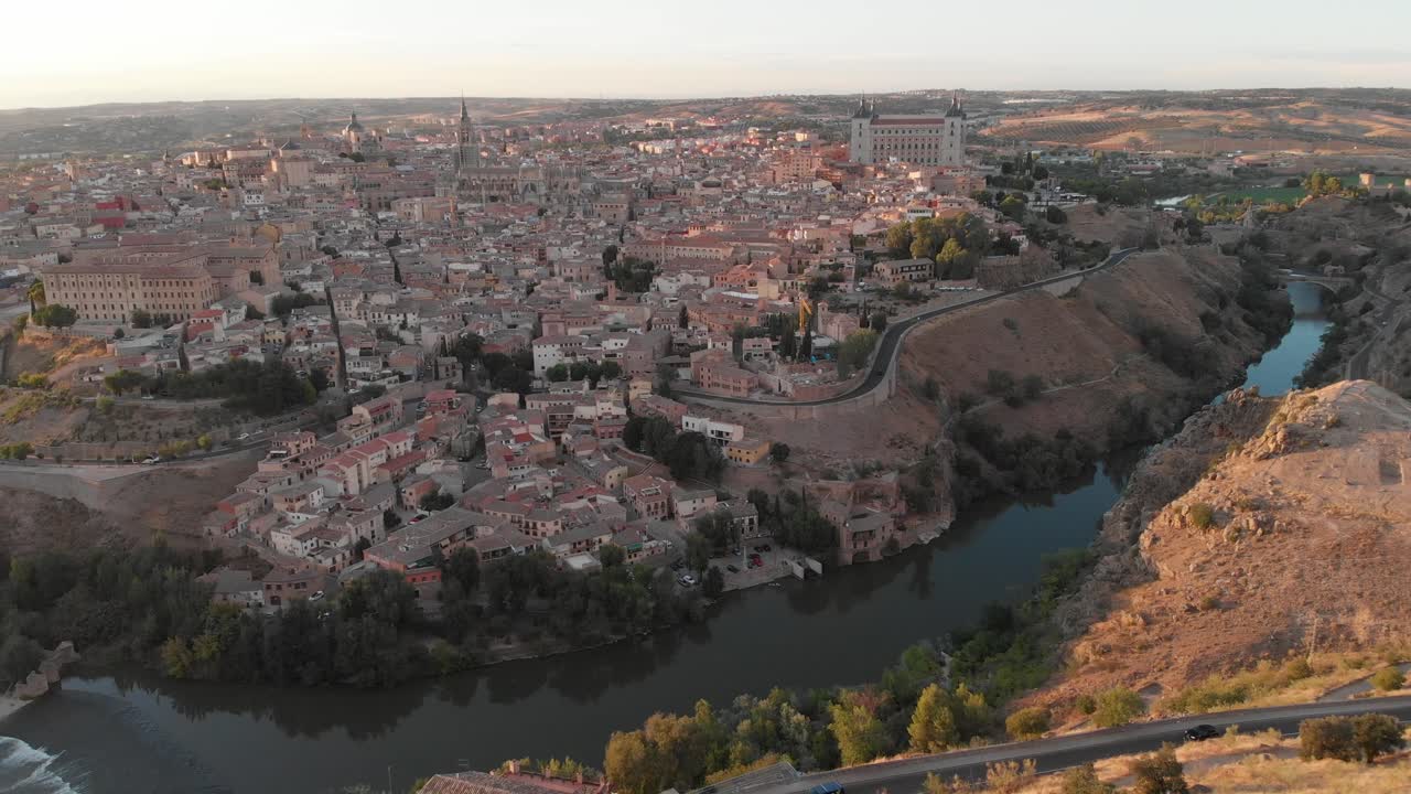 Upea näkymä Alcazar de Toledon ja Tajo-joen yli, Piedra del Moron näköalapaikka, auringon häikäisy