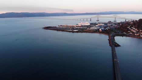 vista aérea del paisaje urbano de la puesta del sol de astoria con el puente new youngs bay que conecta washington con oregon