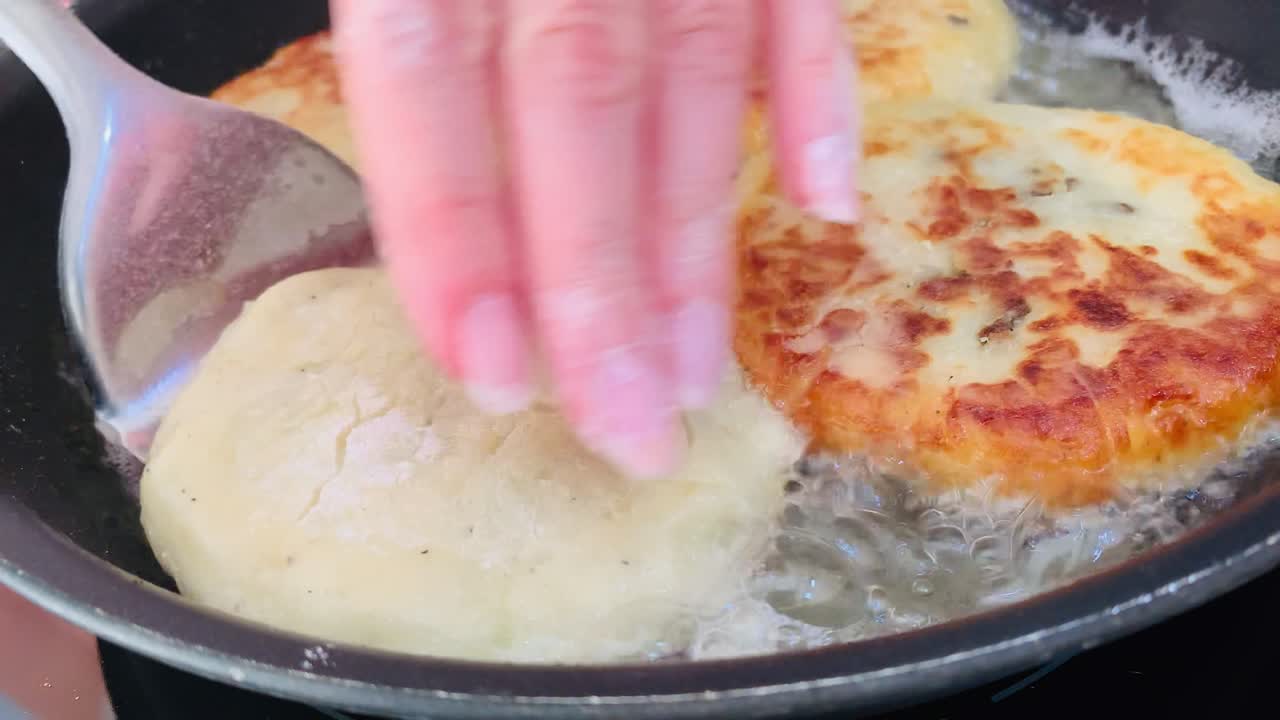 frega los pasteles en una sartén.