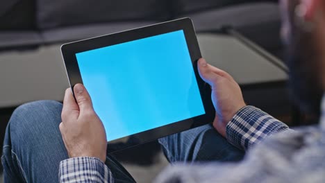 hombre con una tableta digital con pantalla azul