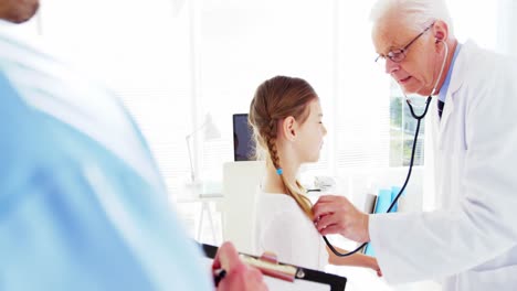männlicher arzt untersucht einen patienten