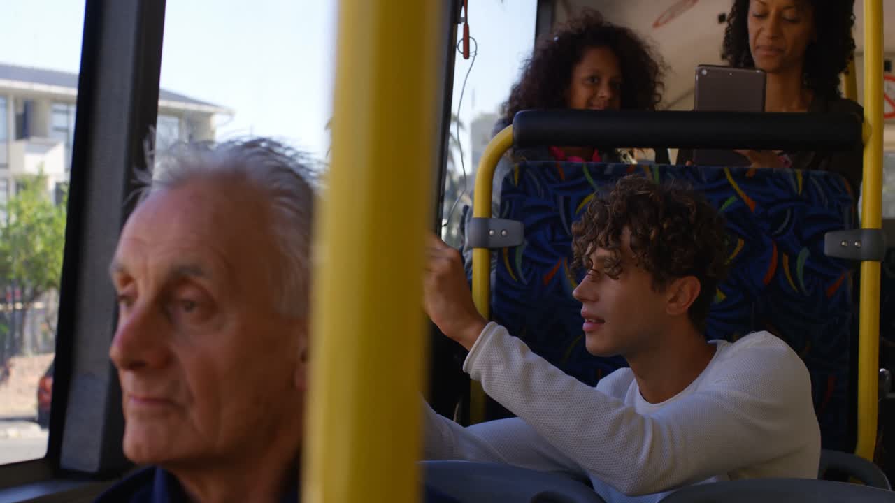 pasajero masculino haciendo clic en fotos con el teléfono móvil mientras viaja en el autobús 4k