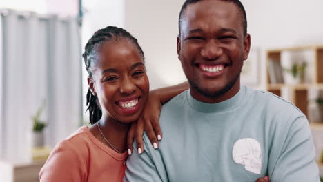 Feliz,-Sonrisa-Y-Retrato-De-Pareja-Negra-Emocionada