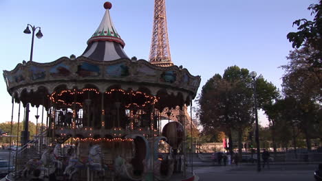 el carrusel frente a la torre eiffel