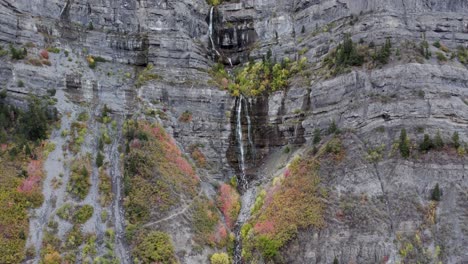 Las-Asombrosas-Cascadas-En-Escarpados-Acantilados-Escarpados---Bridal-Veil-Falls-En-Provo,-Utah,-Estados-Unidos