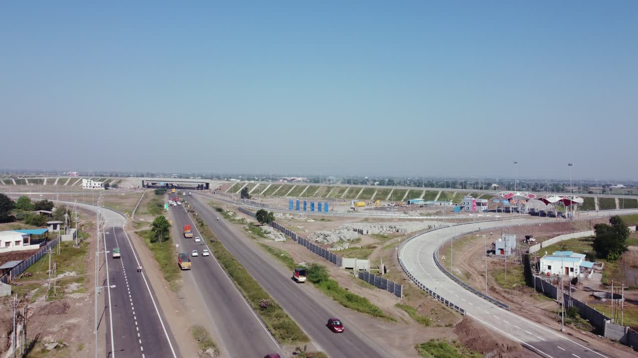 나그푸르라고도 알려진 삼루디 마하마르그와 뭄바이 슈퍼 커뮤니케이션 고속도로, 공사 중인 6차선 고속도로