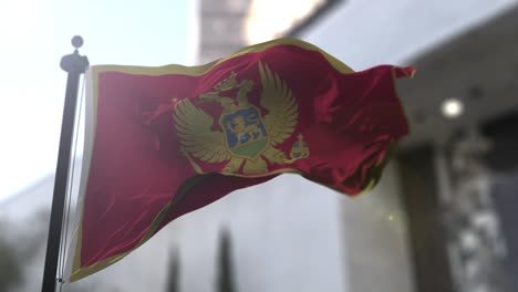 bandera nacional de montenegro ondeando. política del gobierno y noticias del país ilustración